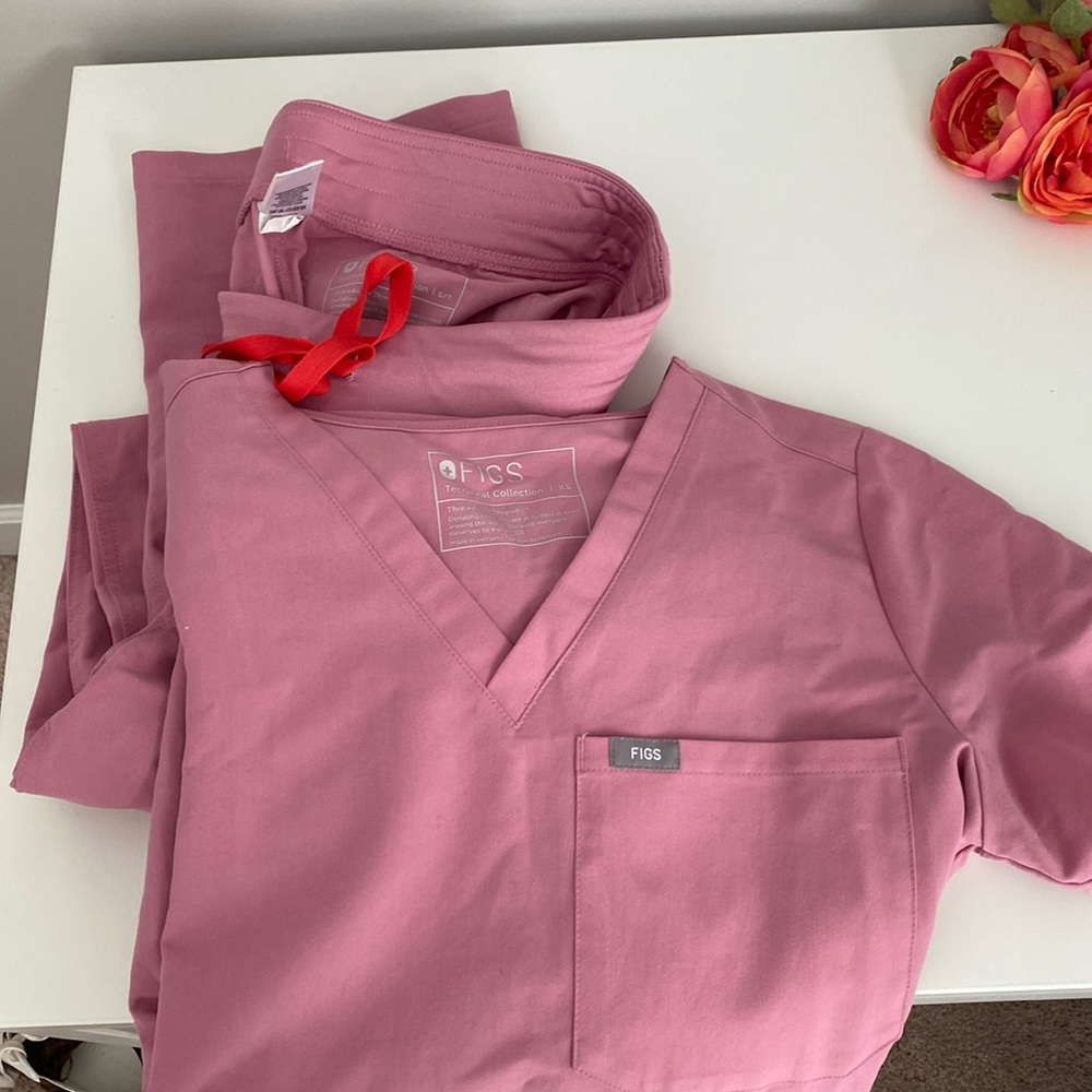 Pink Figs Women’s Scrub Set